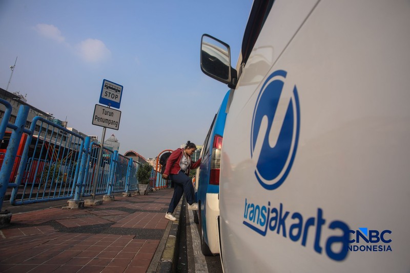 Sejumlah warga memanfaatkan layanan Mikrotrans JakLingko di Terminal Blok M, Jakarta, Rabu (8/7/2026). (CNBC Indonesia/Faisal Rahman)