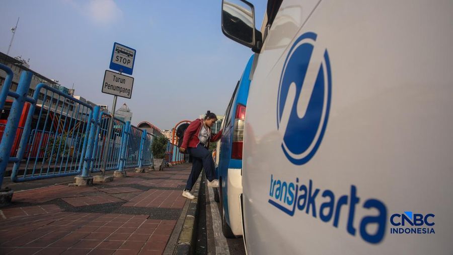 Sejumlah warga memanfaatkan layanan Mikrotrans JakLingko di Terminal Blok M, Jakarta, Rabu (8/7/2026).
