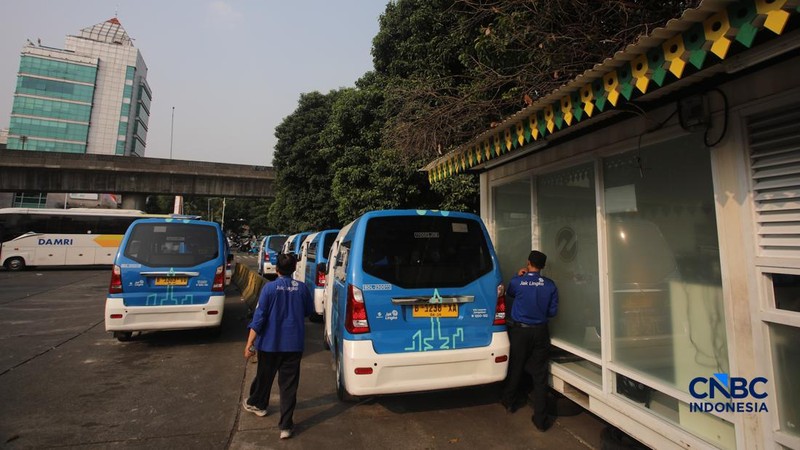 Sejumlah warga memanfaatkan layanan Mikrotrans JakLingko di Terminal Blok M, Jakarta, Rabu (8/7/2026).
