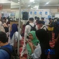 Seorang ibu menemani anaknya dalam mencari pekerjaan di Job Fair yang berlangsung di Kuningan, Jakarta Selatan, Rabu (8/7/2026). (CNBC Indonesia/Ferry Sandi)