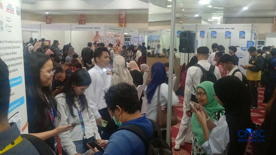 Seorang ibu menemani anaknya dalam mencari pekerjaan di Job Fair yang berlangsung di Kuningan, Jakarta Selatan, Rabu (8/7/2026). (CNBC Indonesia/Ferry Sandi)