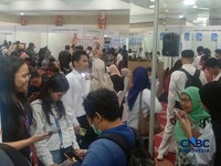 Seorang ibu menemani anaknya dalam mencari pekerjaan di Job Fair yang berlangsung di Kuningan, Jakarta Selatan, Rabu (8/7/2026). (CNBC Indonesia/Ferry Sandi)