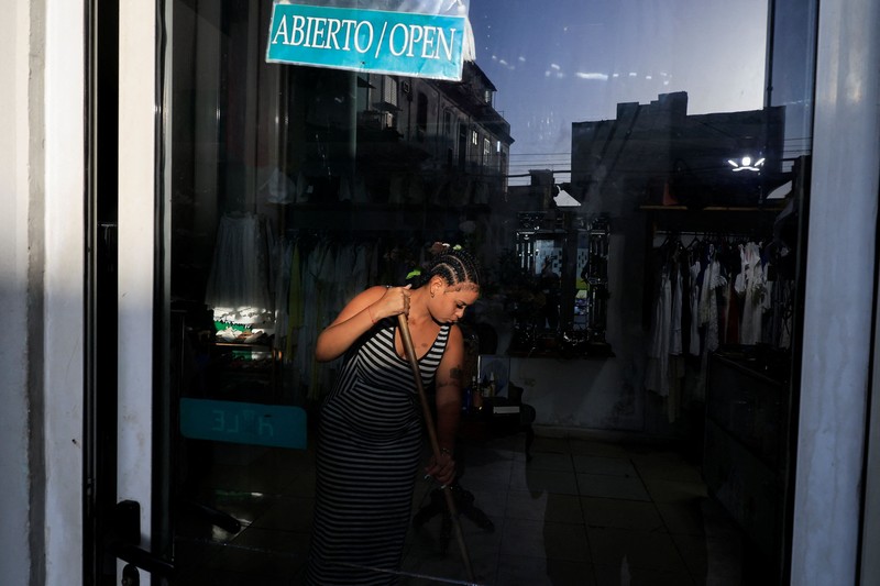 Seorang pria berjalan di jalanan saat jaringan listrik nasional Kuba runtuh di siang hari, menyebabkan sekitar 10 juta orang tanpa aliran listrik, di Havana, Kuba, 6 Juli 2026. (REUTERS/Norlys Perez)
