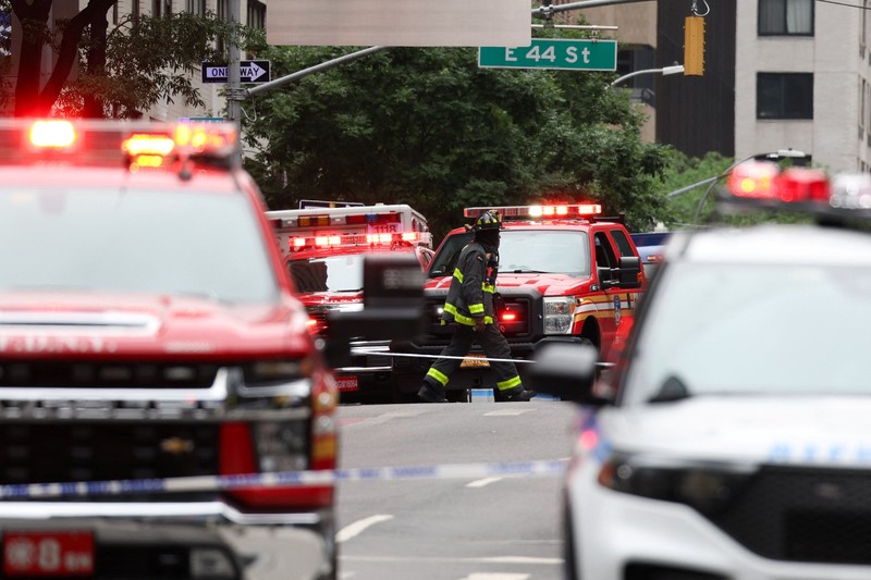 Komisi darurat di Kota New York mengevakuasi sebuah gedung pencakar langit yang sedang direnovasi di kawasan Manhattan setelah dua kolom penyangga mengalami kerusakan, sehingga bangunan tersebut sempat dikhawatirkan berisiko runtuh pada Selasa (7/7/2026) waktu setempat. (Tangkapan Layar Video Reuters/ABC AFFILIATE WABC)