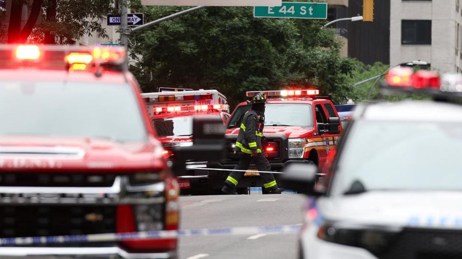 Seorang petugas pemadam kebakaran berjalan di dekat sebuah bangunan di Jalan 42, yang dilaporkan memiliki masalah struktural, di Kota New York, AS, 7 Juli 2026.