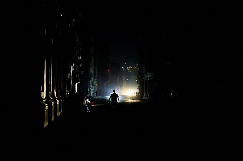 Seorang pria berjalan di jalanan saat jaringan listrik nasional Kuba runtuh di siang hari, menyebabkan sekitar 10 juta orang tanpa aliran listrik, di Havana, Kuba, 6 Juli 2026. (REUTERS/Norlys Perez)