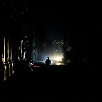 Seorang pria berjalan di jalanan saat jaringan listrik nasional Kuba runtuh di siang hari, menyebabkan sekitar 10 juta orang tanpa aliran listrik, di Havana, Kuba, 6 Juli 2026. (REUTERS/Norlys Perez)