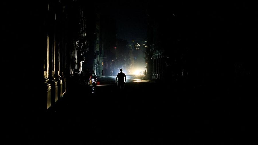 Seorang pria berjalan di jalanan saat jaringan listrik nasional Kuba runtuh di siang hari, menyebabkan sekitar 10 juta orang tanpa aliran listrik, di Havana, Kuba, 6 Juli 2026. (REUTERS/Norlys Perez)