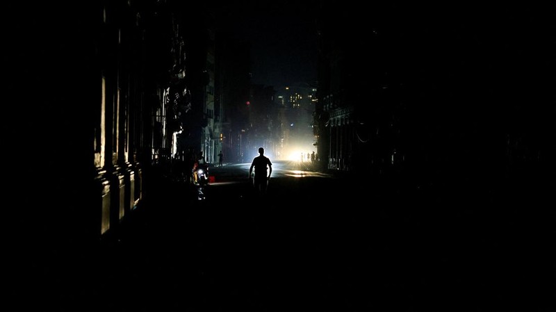 Seorang pria berjalan di jalanan saat jaringan listrik nasional Kuba runtuh di siang hari, menyebabkan sekitar 10 juta orang tanpa aliran listrik, di Havana, Kuba, 6 Juli 2026. (REUTERS/Norlys Perez)