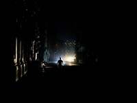 Seorang pria berjalan di jalanan saat jaringan listrik nasional Kuba runtuh di siang hari, menyebabkan sekitar 10 juta orang tanpa aliran listrik, di Havana, Kuba, 6 Juli 2026. (REUTERS/Norlys Perez)