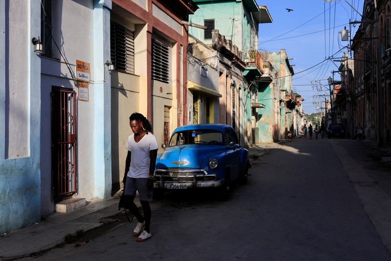 Seorang pria berjalan di jalanan saat jaringan listrik nasional Kuba runtuh di siang hari, menyebabkan sekitar 10 juta orang tanpa aliran listrik, di Havana, Kuba, 6 Juli 2026. (REUTERS/Norlys Perez)