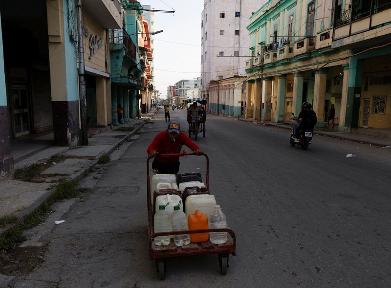 Seorang pria berjalan di jalanan saat jaringan listrik nasional Kuba runtuh di siang hari, menyebabkan sekitar 10 juta orang tanpa aliran listrik, di Havana, Kuba, 6 Juli 2026. (REUTERS/Norlys Perez)