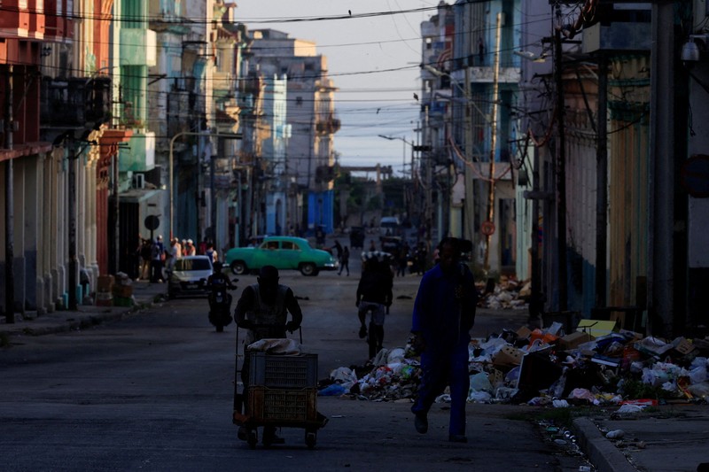 Seorang pria berjalan di jalanan saat jaringan listrik nasional Kuba runtuh di siang hari, menyebabkan sekitar 10 juta orang tanpa aliran listrik, di Havana, Kuba, 6 Juli 2026. (REUTERS/Norlys Perez)
