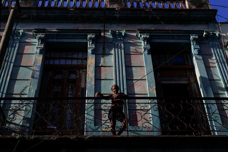 Seorang pria berjalan di jalanan saat jaringan listrik nasional Kuba runtuh di siang hari, menyebabkan sekitar 10 juta orang tanpa aliran listrik, di Havana, Kuba, 6 Juli 2026. (REUTERS/Norlys Perez)