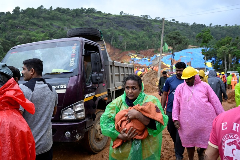 Tim penyelamat bekerja membersihkan puing-puing setelah tanah longsor di dekat Jembatan Meenakshi, dekat lokasi proyek terowongan di distrik Wayanad, negara bagian Kerala selatan, India, 7 Juli 2026. (REUTERS/CK Thanseer)