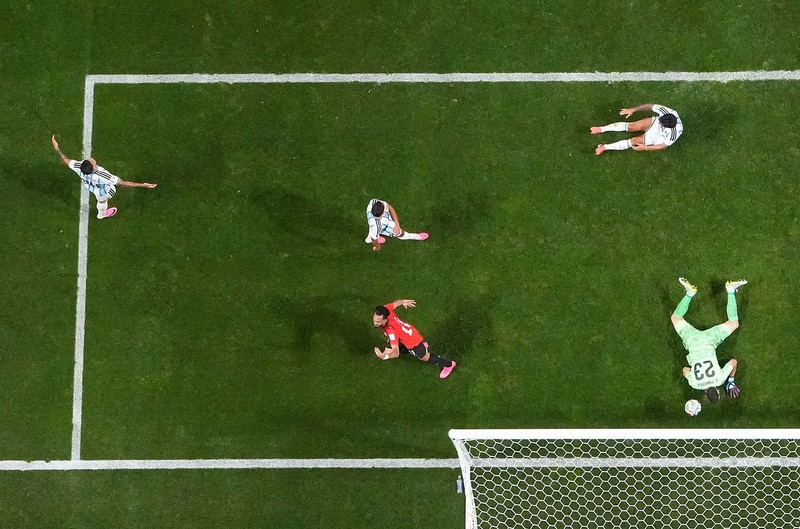 Soccer Football - FIFA World Cup 2026 - Round of 16 - Argentina v Egypt - Atlanta Stadium, Atlanta, Georgia, U.S. - July 7, 2026 Argentina's Lionel Messi is thrown in the air in celebration by teammates after the match as Argentina qualify for the quarter finals of the World Cup IMAGN IMAGES via Reuters/Brett Davis     TPX IMAGES OF THE DAY