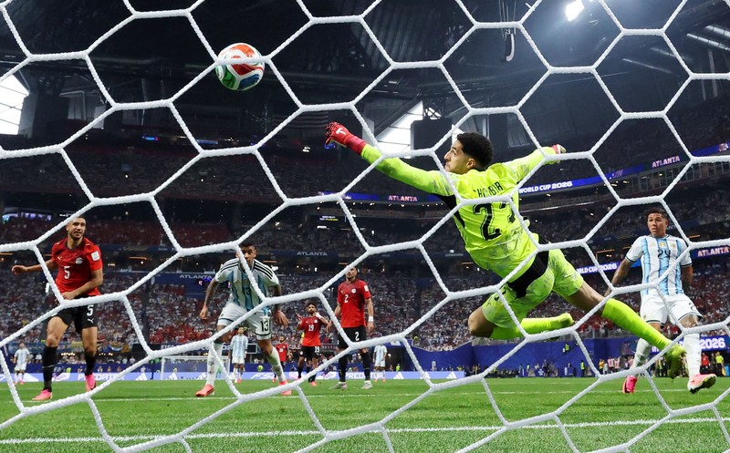 Soccer Football - FIFA World Cup 2026 - Round of 16 - Argentina v Egypt - Atlanta Stadium, Atlanta, Georgia, U.S. - July 7, 2026 Argentina's Lionel Messi is thrown in the air in celebration by teammates after the match as Argentina qualify for the quarter finals of the World Cup IMAGN IMAGES via Reuters/Brett Davis     TPX IMAGES OF THE DAY