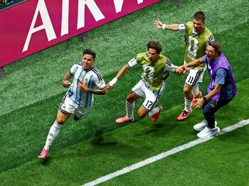Soccer Football - FIFA World Cup 2026 - Round of 16 - Argentina v Egypt - Atlanta Stadium, Atlanta, Georgia, U.S. - July 7, 2026 Argentina's Enzo Fernandez celebrates scoring their third goal REUTERS/Marco Bello