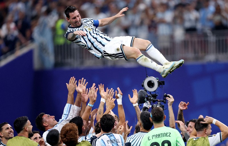 Soccer Football - FIFA World Cup 2026 - Round of 16 - Argentina v Egypt - Atlanta Stadium, Atlanta, Georgia, U.S. - July 7, 2026 Argentina's Lionel Messi is thrown in the air in celebration by teammates after the match as Argentina qualify for the quarter finals of the World Cup IMAGN IMAGES via Reuters/Brett Davis     TPX IMAGES OF THE DAY