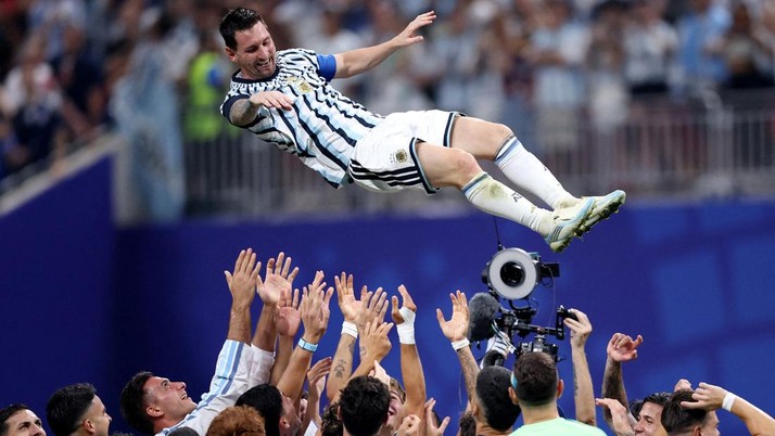 Soccer Football - FIFA World Cup 2026 - Round of 16 - Argentina v Egypt - Atlanta Stadium, Atlanta, Georgia, U.S. - July 7, 2026 Argentina's Lionel Messi is thrown in the air in celebration by teammates after the match as Argentina qualify for the qu