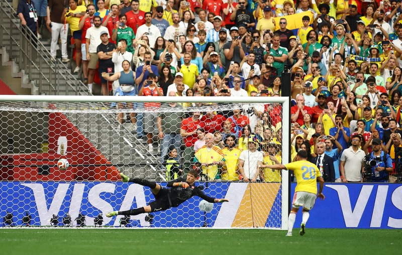 Soccer Football - FIFA World Cup 2026 - Round of 16 - Switzerland v Colombia - BC Place, Vancouver, Canada - July 7, 2026 Switzerland's Djibril Sow and teammates celebrate after the penalty shootout as Switzerland qualify for the quarter finals of the World Cup IMAGN IMAGES via Reuters/Simon Fearn     TPX IMAGES OF THE DAY