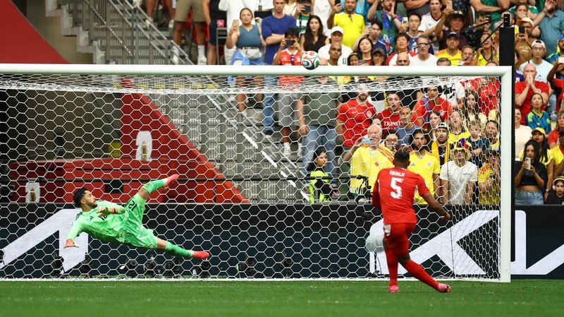 Soccer Football - FIFA World Cup 2026 - Round of 16 - Switzerland v Colombia - BC Place, Vancouver, Canada - July 7, 2026 Switzerland's Manuel Akanji misses a penalty during the penalty shootout REUTERS/Albert Gea     TPX IMAGES OF THE DAY