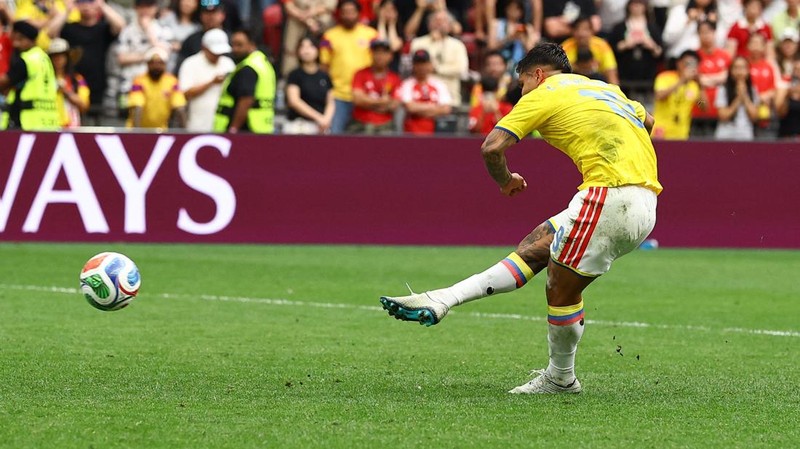 Soccer Football - FIFA World Cup 2026 - Round of 16 - Switzerland v Colombia - BC Place, Vancouver, Canada - July 7, 2026 Colombia's Cucho Hernandez misses a penalty saved by Switzerland's Gregor Kobel REUTERS/Agustin Marcarian