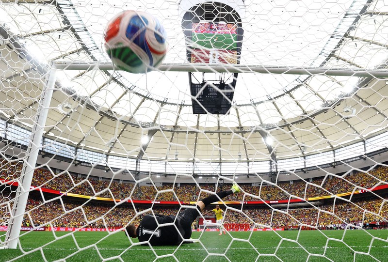 Soccer Football - FIFA World Cup 2026 - Round of 16 - Switzerland v Colombia - BC Place, Vancouver, Canada - July 7, 2026 Switzerland's Djibril Sow and teammates celebrate after the penalty shootout as Switzerland qualify for the quarter finals of the World Cup IMAGN IMAGES via Reuters/Simon Fearn     TPX IMAGES OF THE DAY