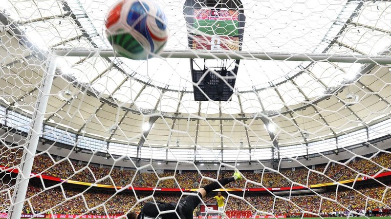 Soccer Football - FIFA World Cup 2026 - Round of 16 - Switzerland v Colombia - BC Place, Vancouver, Canada - July 7, 2026 Colombia's Jaminton Campaz scores a penalty past Switzerland's Gregor Kobel during the penalty shootout REUTERS/Agustin Marcaria