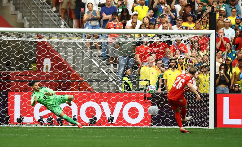 Soccer Football - FIFA World Cup 2026 - Round of 16 - Switzerland v Colombia - BC Place, Vancouver, Canada - July 7, 2026 Switzerland's Djibril Sow and teammates celebrate after the penalty shootout as Switzerland qualify for the quarter finals of the World Cup IMAGN IMAGES via Reuters/Simon Fearn     TPX IMAGES OF THE DAY