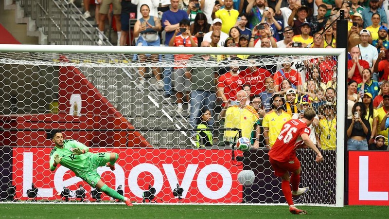 Soccer Football - FIFA World Cup 2026 - Round of 16 - Switzerland v Colombia - BC Place, Vancouver, Canada - July 7, 2026 Switzerland's Cedric Itten scores a penalty past Colombia's Camilo Vargas during the penalty shootout REUTERS/Albert Gea