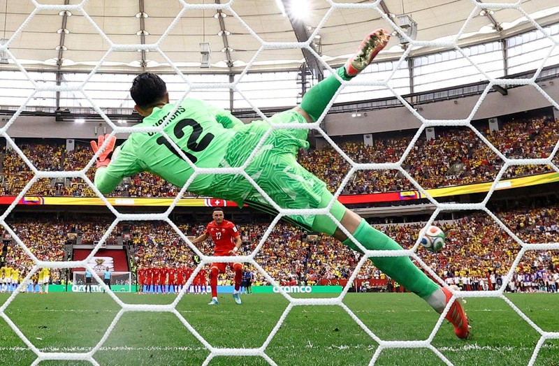 Soccer Football - FIFA World Cup 2026 - Round of 16 - Switzerland v Colombia - BC Place, Vancouver, Canada - July 7, 2026 Switzerland's Djibril Sow and teammates celebrate after the penalty shootout as Switzerland qualify for the quarter finals of the World Cup IMAGN IMAGES via Reuters/Simon Fearn     TPX IMAGES OF THE DAY