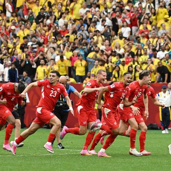 Soccer Football - FIFA World Cup 2026 - Round of 16 - Switzerland v Colombia - BC Place, Vancouver, Canada - July 7, 2026 Switzerland's Djibril Sow and teammates celebrate after the penalty shootout as Switzerland qualify for the quarter finals of th
