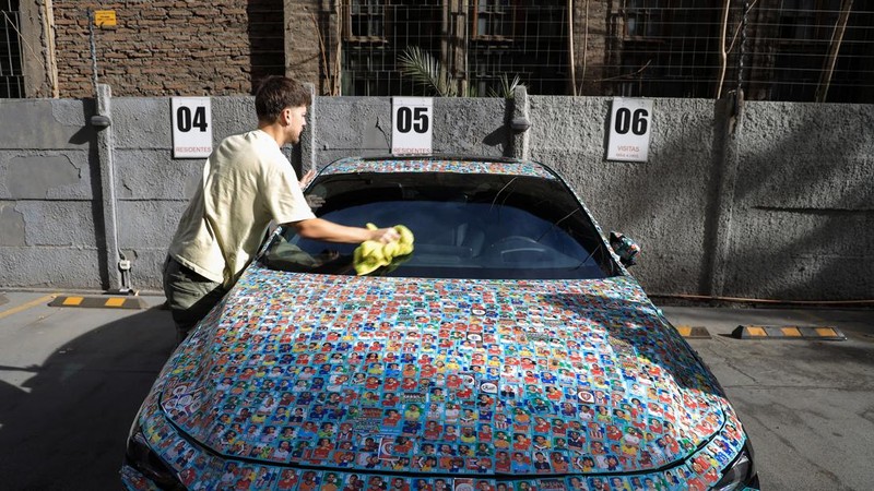SOCCER-WORLDCUP/CHILE-STICKERS