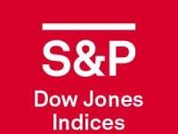 Karyawan berdiri dengan latarbelakang layar digital pergerakan Indeks Harga Saham Gabungan (IHSG) di Bursa Efek Indonesia, Jakarta, Kamis (11/7/2024). (CNBC Indonesia/Tri Susilo)