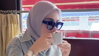 Kerah Naik ala Syahrini Cocok untuk Bentuk Wajah Apa? Ini Cara Menyesuaikannya 