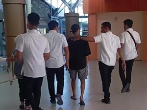 Hendak ke Podcast Denny Sumargo, Santri Korban Pembakaran Dicegat di Bandara
