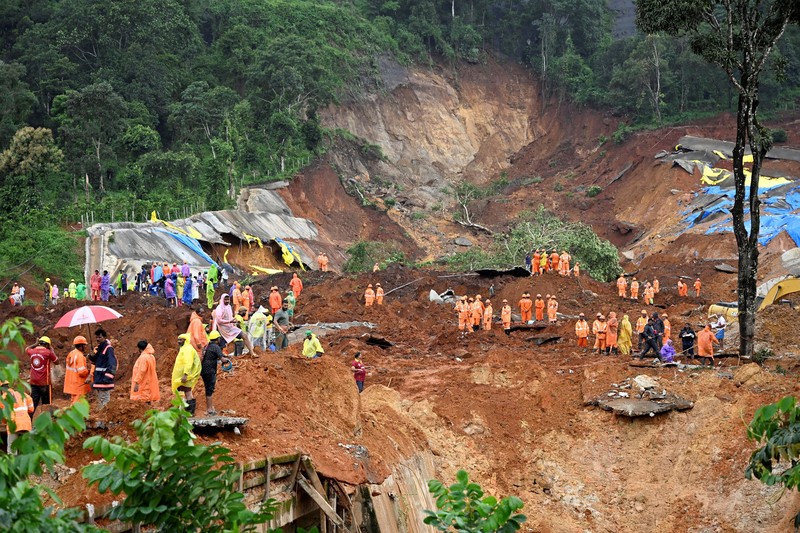 Tim penyelamat bekerja membersihkan puing-puing setelah tanah longsor di dekat Jembatan Meenakshi, dekat lokasi proyek terowongan di distrik Wayanad, negara bagian Kerala selatan, India, 7 Juli 2026. (REUTERS/CK Thanseer)