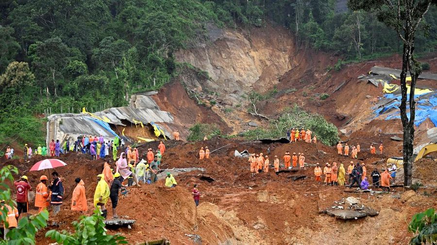Tim penyelamat bekerja membersihkan puing-puing setelah tanah longsor di dekat Jembatan Meenakshi, dekat lokasi proyek terowongan di distrik Wayanad, negara bagian Kerala selatan, India, 7 Juli 2026. (REUTERS/CK Thanseer)