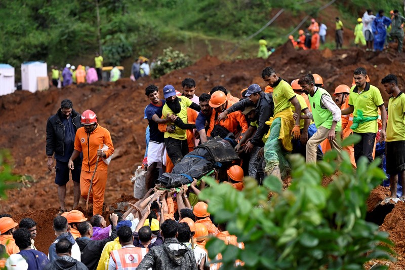 Tim penyelamat bekerja membersihkan puing-puing setelah tanah longsor di dekat Jembatan Meenakshi, dekat lokasi proyek terowongan di distrik Wayanad, negara bagian Kerala selatan, India, 7 Juli 2026. (REUTERS/CK Thanseer)