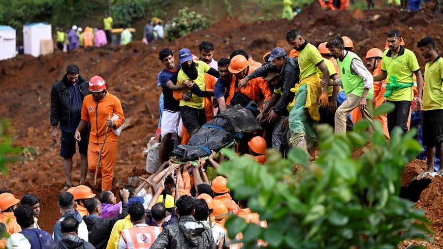 Tim penyelamat membawa jenazah korban setelah tanah longsor di dekat Jembatan Meenakshi, dekat lokasi proyek terowongan di distrik Wayanad, negara bagian Kerala selatan, India, 7 Juli 2026.