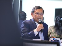 Anggota Komisi VI DPR RI, Herman Khaeron dalam acara diskusi Coffee Morning CNBC Indonesia berjudul “Kupas Tuntas Aturan Penyeragaman Kemasan Produk Tembakau” di Park Hyatt Jakarta, Kamis, (9/7/2026). (CNBC Indonesia/Tri Susilo)