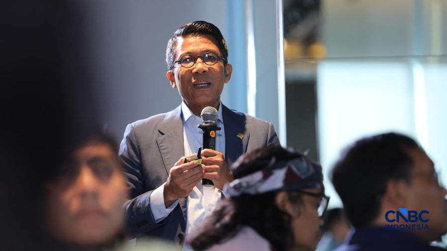 Ketua Komisi XI DPR RI, Mukhamad Misbakhun dalam acara diskusi Coffe Morning CNBC Indonesia berjudul “Kupas Tuntas Aturan Penyeragaman Kemasan Produk Tembakau” di Park Hyatt Jakarta, Kamis, (9/7/2026). (CNBC Indonesia/Tri Susilo)
