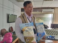Direktur Utama Perum Bulog Ahmad Rizal Ramdhani saat ditemui di kantor Kementan, Jakarta, Kamis (9/7/2026). (CNBC Indonesia/Martyasari Rizki)