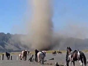 Muncul Debu Setan di Lautan Pasir Bromo Malah Jadi Tontonan