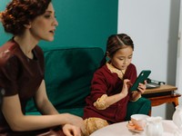 Ilustrasi anak bermain HP. (Pexels)