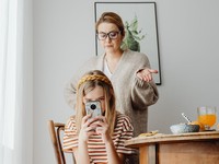 Ilustrasi anak bermain HP. (Pexels)