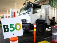 Sebuah kendaraan mengisi bahan bakar biodiesel yang mengandung 50% bahan bakar diesel yang terbuat dari minyak sawit di sebuah SPBU di Karawang, Provinsi Jawa Barat, Indonesia, 9 Juli 2026. REUTERS/Ajeng Dinar Ulfiana