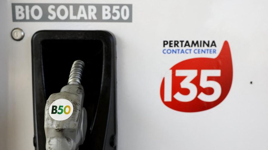 Sebuah kendaraan mengisi bahan bakar biodiesel yang mengandung 50% bahan bakar diesel yang terbuat dari minyak sawit di sebuah SPBU di Karawang, Provinsi Jawa Barat, Indonesia, 9 Juli 2026. REUTERS/Ajeng Dinar Ulfiana