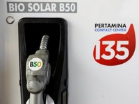 Sebuah kendaraan mengisi bahan bakar biodiesel yang mengandung 50% bahan bakar diesel yang terbuat dari minyak sawit di sebuah SPBU di Karawang, Provinsi Jawa Barat, Indonesia, 9 Juli 2026. REUTERS/Ajeng Dinar Ulfiana